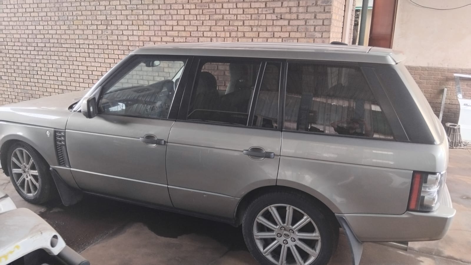 2010 Range Rover Vogue 5.0 V8 SC Stripping for Spares 2010 Range Rover Vogue 5.0 V8 SC Stripping for Spares