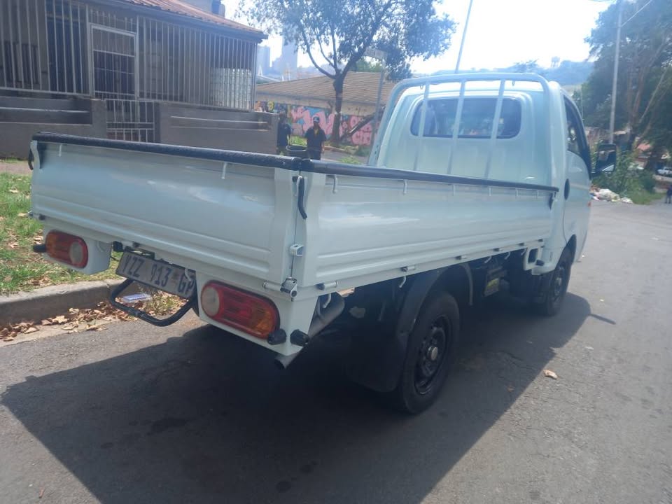 2010 HYUNDAI H100 BAKKIE 2.6 DIESEL, WHITE COLOR, MILEAGE 105000KMS