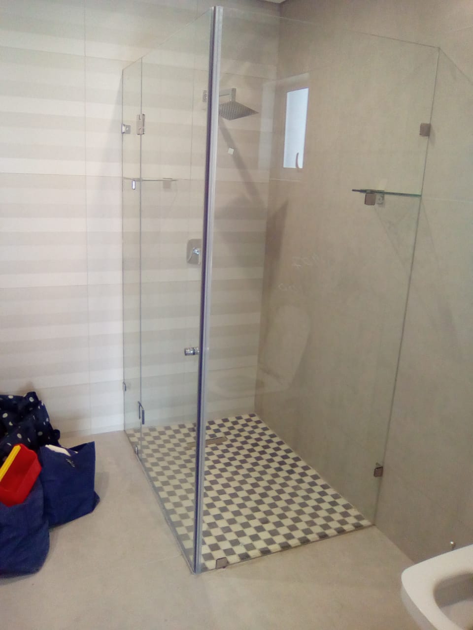 Frameless showers