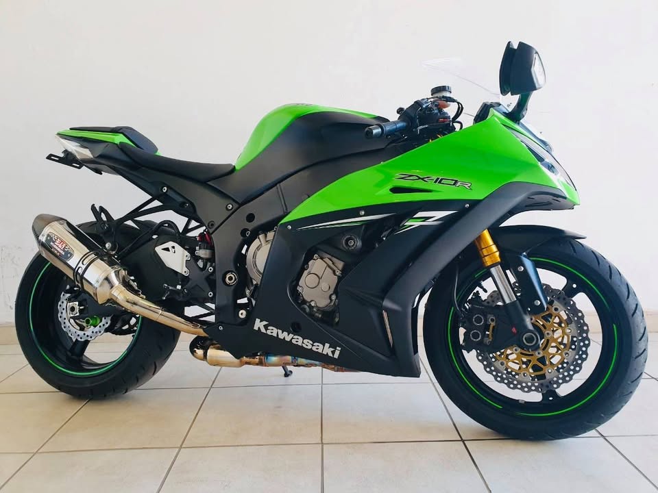 LIKE NEW KAWASAKI ZX10 R - Private Seller LIKE NEW KAWASAKI ZX10 R - Private Seller