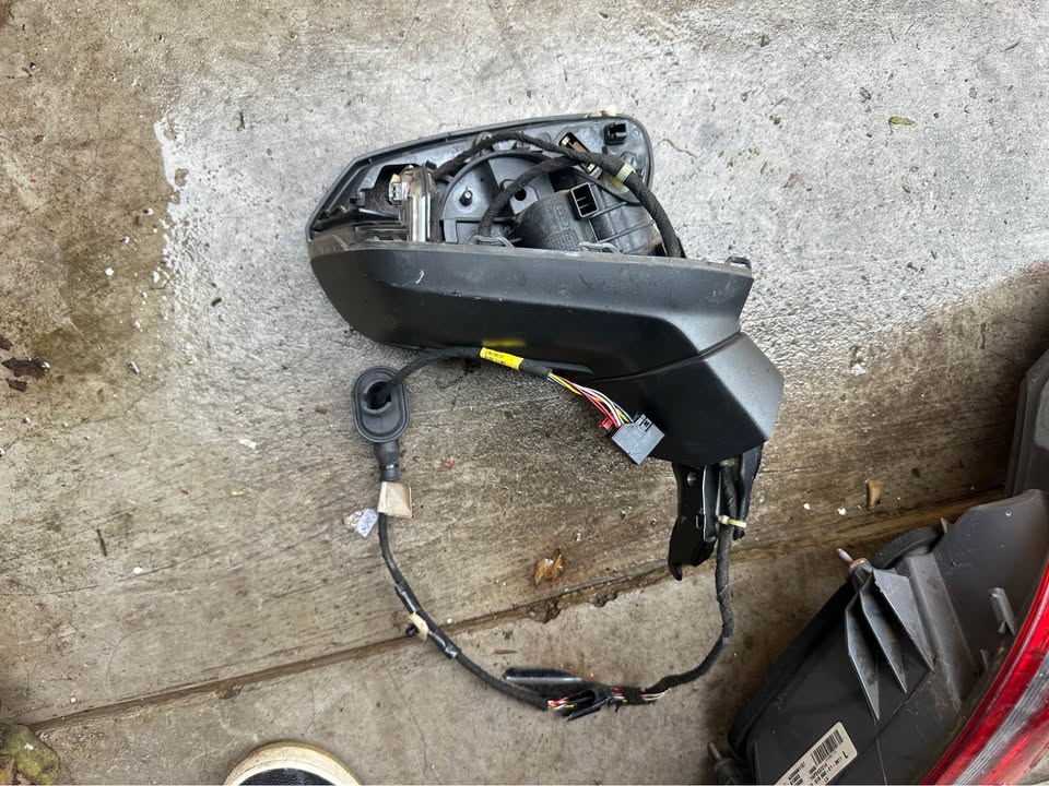 Audi Q2 right side mirror - Private Seller Audi Q2 right side mirror - Private Seller