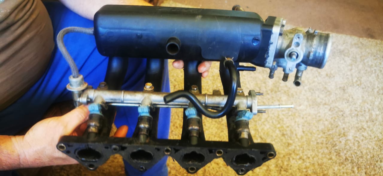 Hyundai 1300 intake manifold met throttle body en feul rail - Private Seller