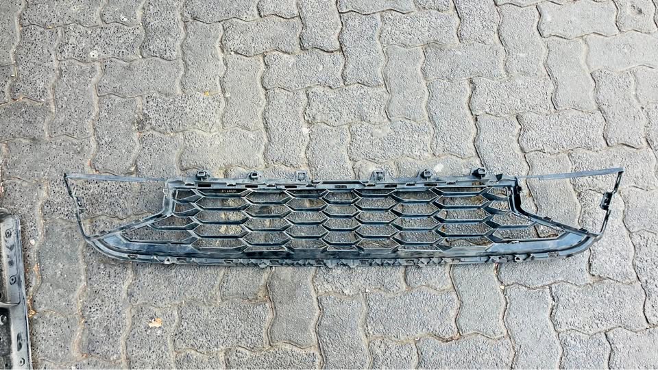 BMW 3 G20 G21 Center Air Intake Grille - Private Seller BMW 3 G20 G21 Center Air Intake Grille - Private Seller