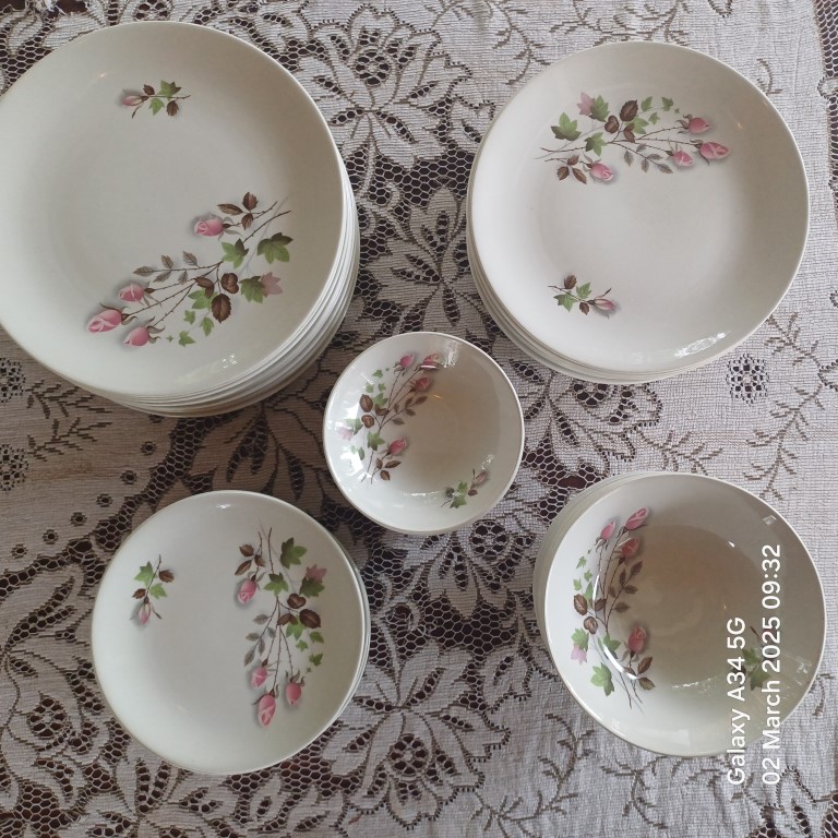 JOHNSON BROS DINING SET