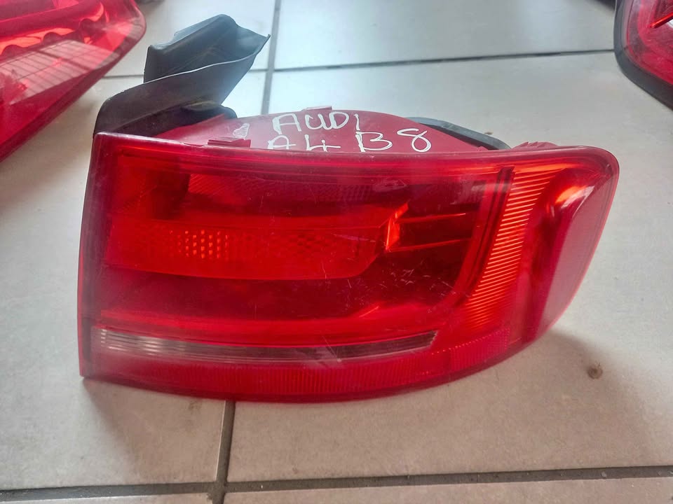 AUDI A4 B8 TAILLIGHT RIGHT SIDE - Private Seller AUDI A4 B8 TAILLIGHT RIGHT SIDE - Private Seller