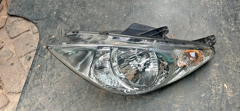 2010-12 Hyundai Accent Left Headlight For Sale @Circle 7 Used Parts - Private Seller 2010-12 Hyundai Accent Left Headlight For Sale @Circle 7 Used Parts - Private Seller