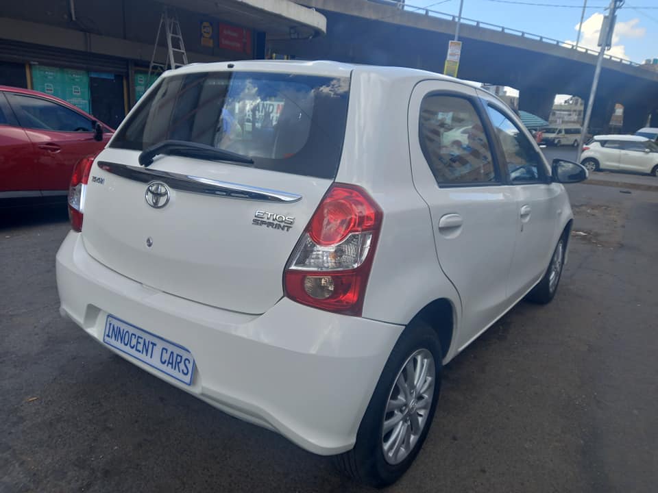 2017 TOYOTA ETIOS HATCHBACK 1.5 PETROL, MANUAL TRANSMISSION, WHITE COLOUR