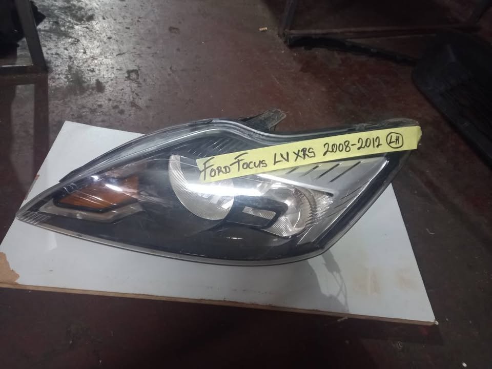 2008 - 2012 FORD FOCUS HEADLIGHT LEFT SIDE - Private Seller