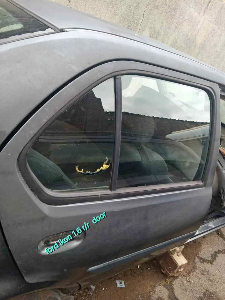 Ford Ikon 1.6 r/r door Ford Ikon 1.6 r/r door