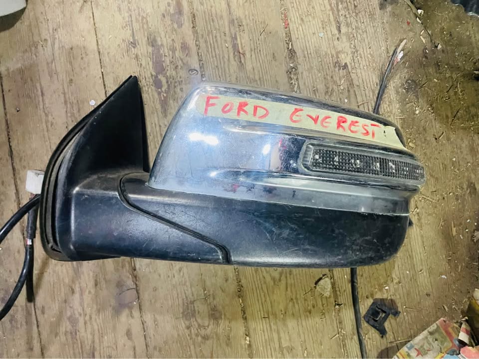 Ford Everest side mirror - Private Seller Ford Everest side mirror - Private Seller