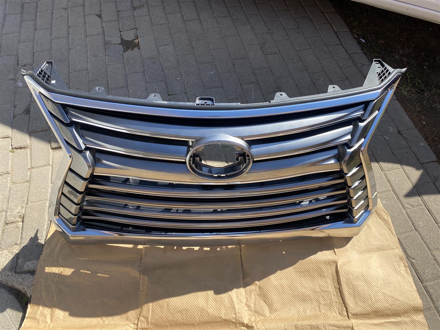 2022 LEXUS LX570 MAIN BUMPER GRILL FOR SALE. IN PRISTINE CONDITION