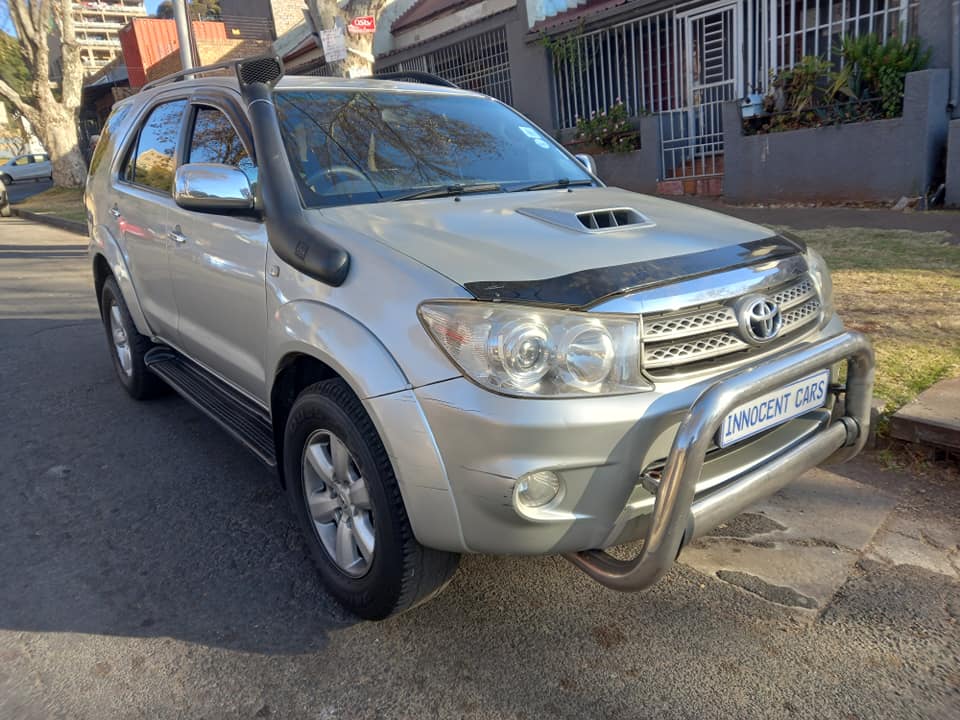 2011 TOYOTA FORTUNER 3.0 D4D DIESEL ENGINE, MANUAL 4X4, SILVER COLOR