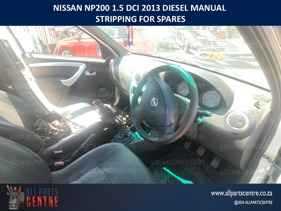 diesel Nissan Np200 2013 manual breaking for spares