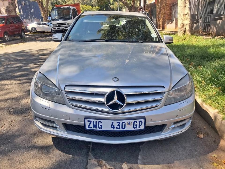 Mercedes Benz C200 CGI 2010 Automatic leather seat petrol kilometers 177 000 Service book