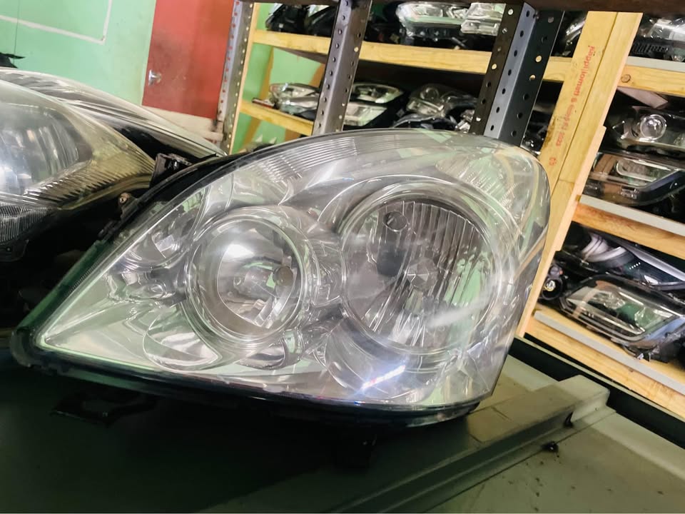 Toyota Verso headlight - Private Seller