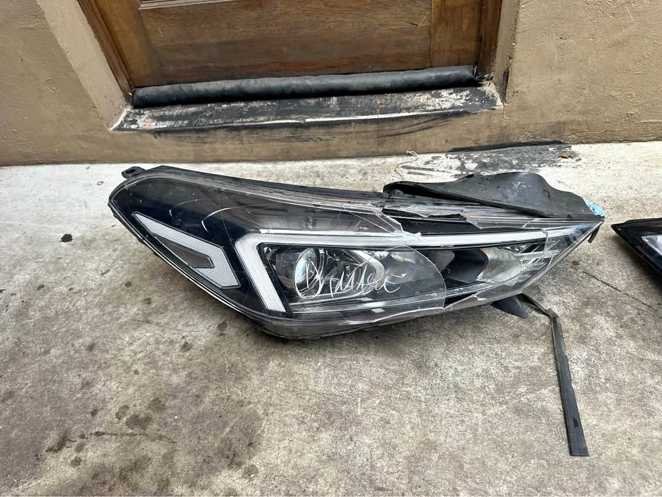 Hyundai Tucson right side headlight - Private Seller Hyundai Tucson right side headlight - Private Seller
