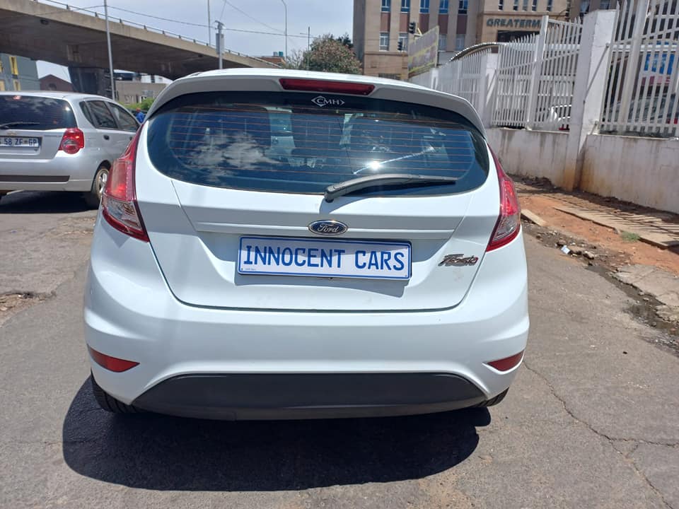2014 FORD FIESTA HATCHBACK 1.4 PETROL, MANUAL TRANSMISSION, WHITE COLOUR