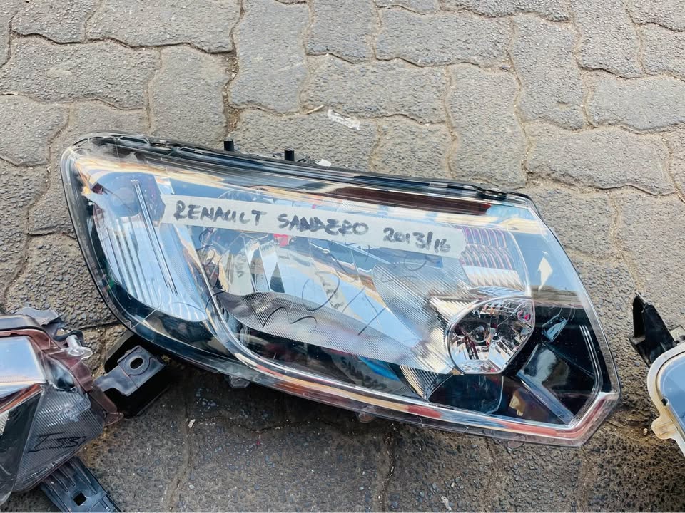 Renault Sandero headlight 2013/16 - Private Seller Renault Sandero headlight 2013/16 - Private Seller