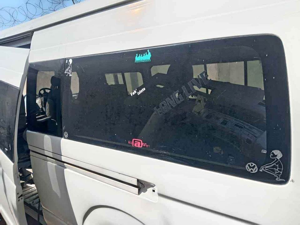 Toyota Quantum 2.7 2tr left rear glass - Private Seller