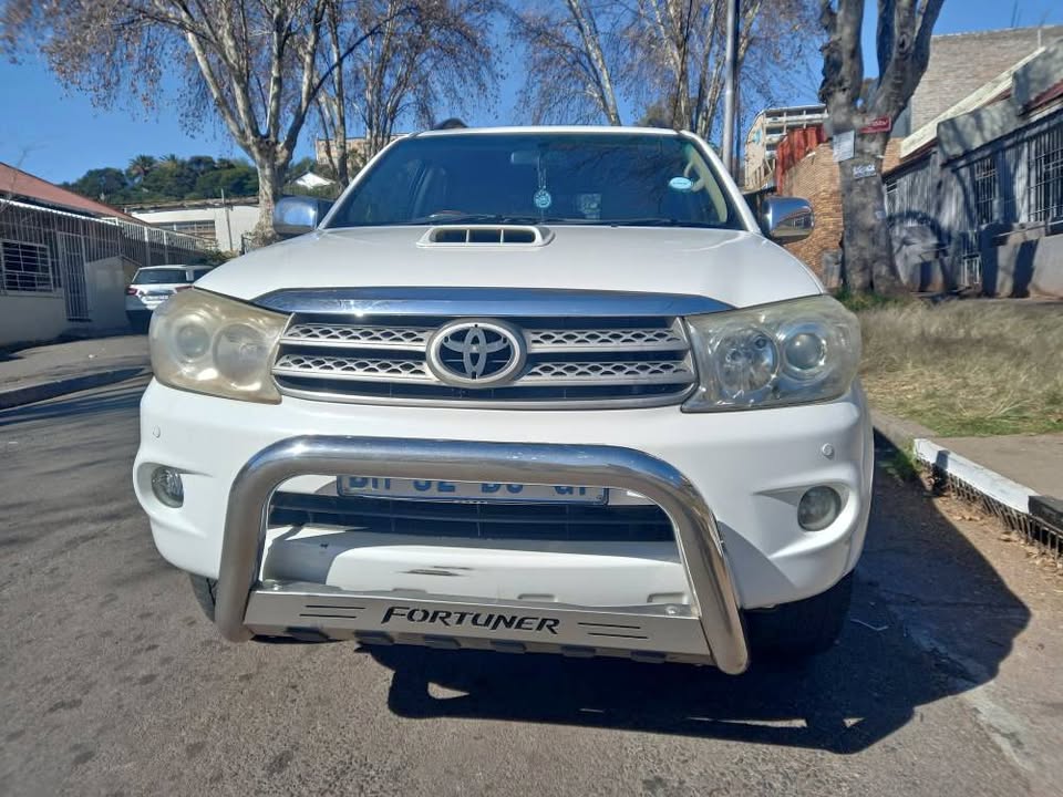 2011 Toyota Fortuner 3.0 D4D Diesel, 4×4 Automatic, White, 266000km 2011 Toyota Fortuner 3.0 D4D Diesel, 4×4 Automatic, White, 266000km