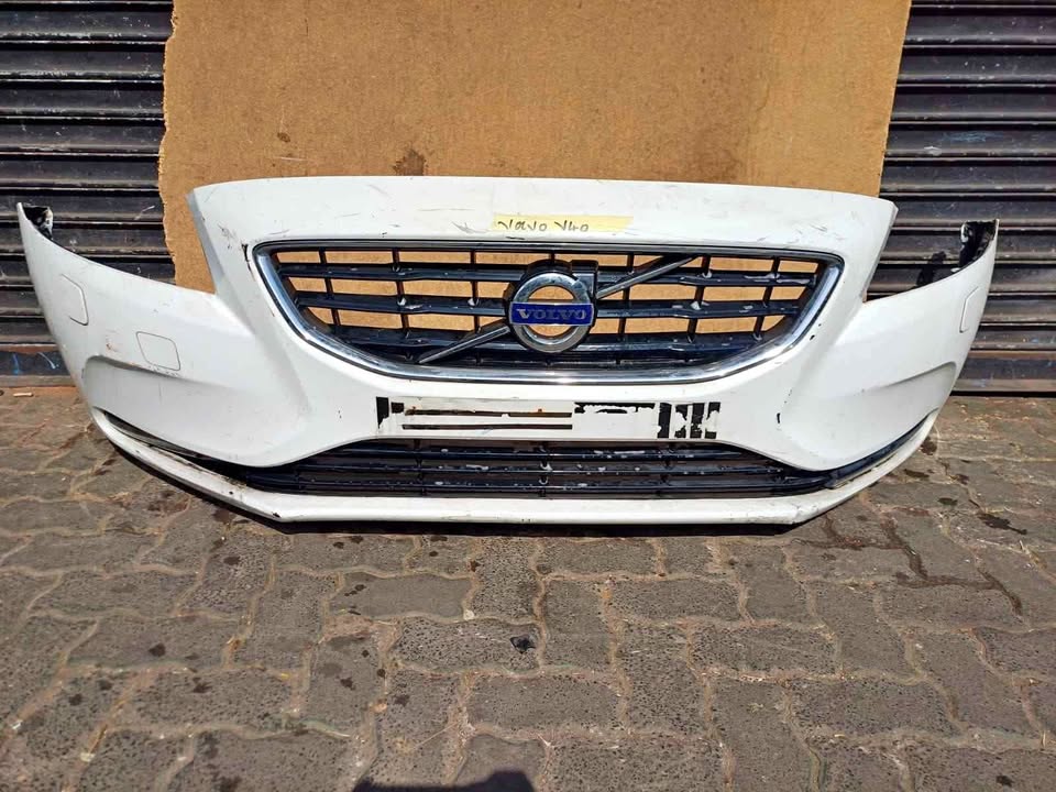 VOLVO V40 COMPLETE FRONT BUMPER - Private Seller VOLVO V40 COMPLETE FRONT BUMPER - Private Seller