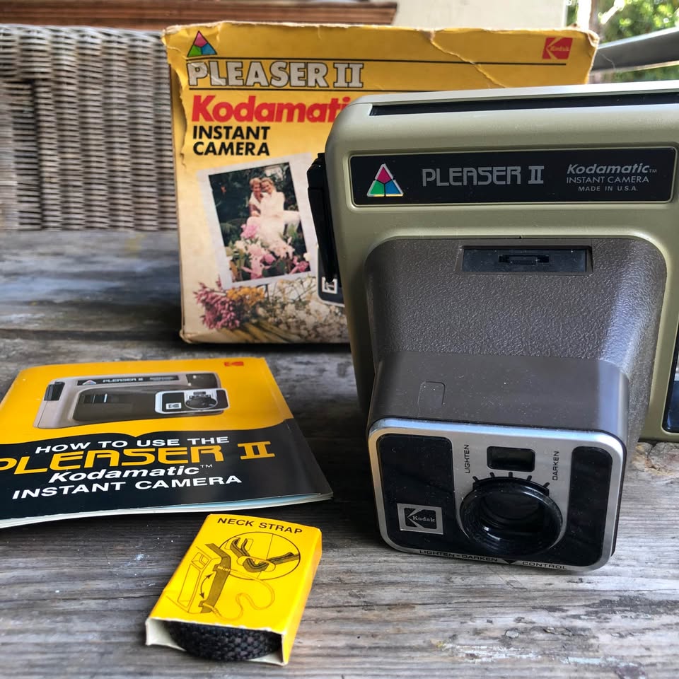 Vintage Kodak Pleaser II Instant Camera: Nostalgic Collector's Item, Film obsolete