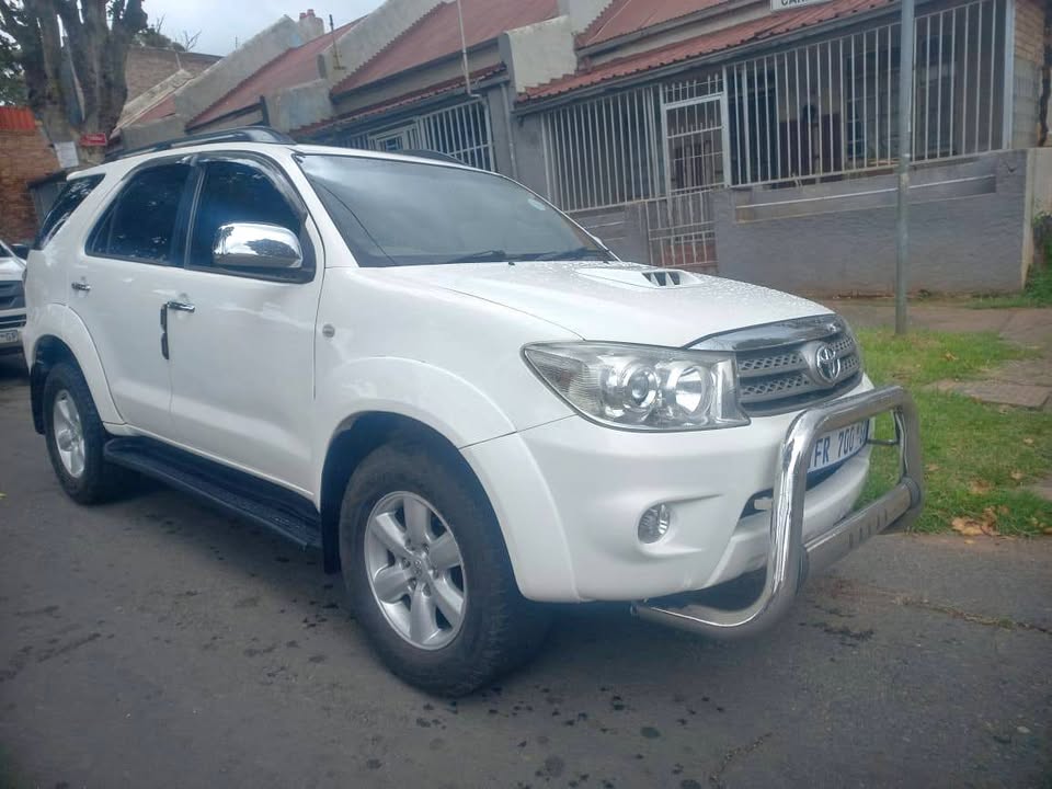 2010 Toyota Fortuner 3.0 3D4D Diesel, AUTOMATIC. Call Inno . White Color, Mileage