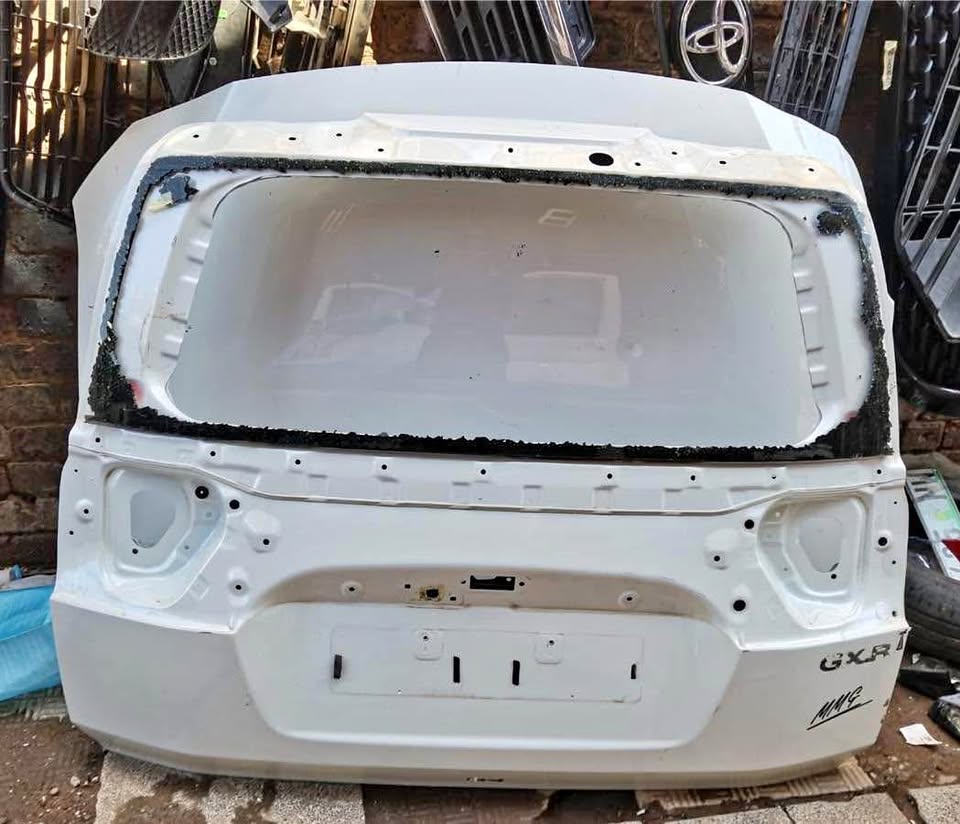 Toyota Land Cruiser GXR tailgate - Private Seller Toyota Land Cruiser GXR tailgate - Private Seller