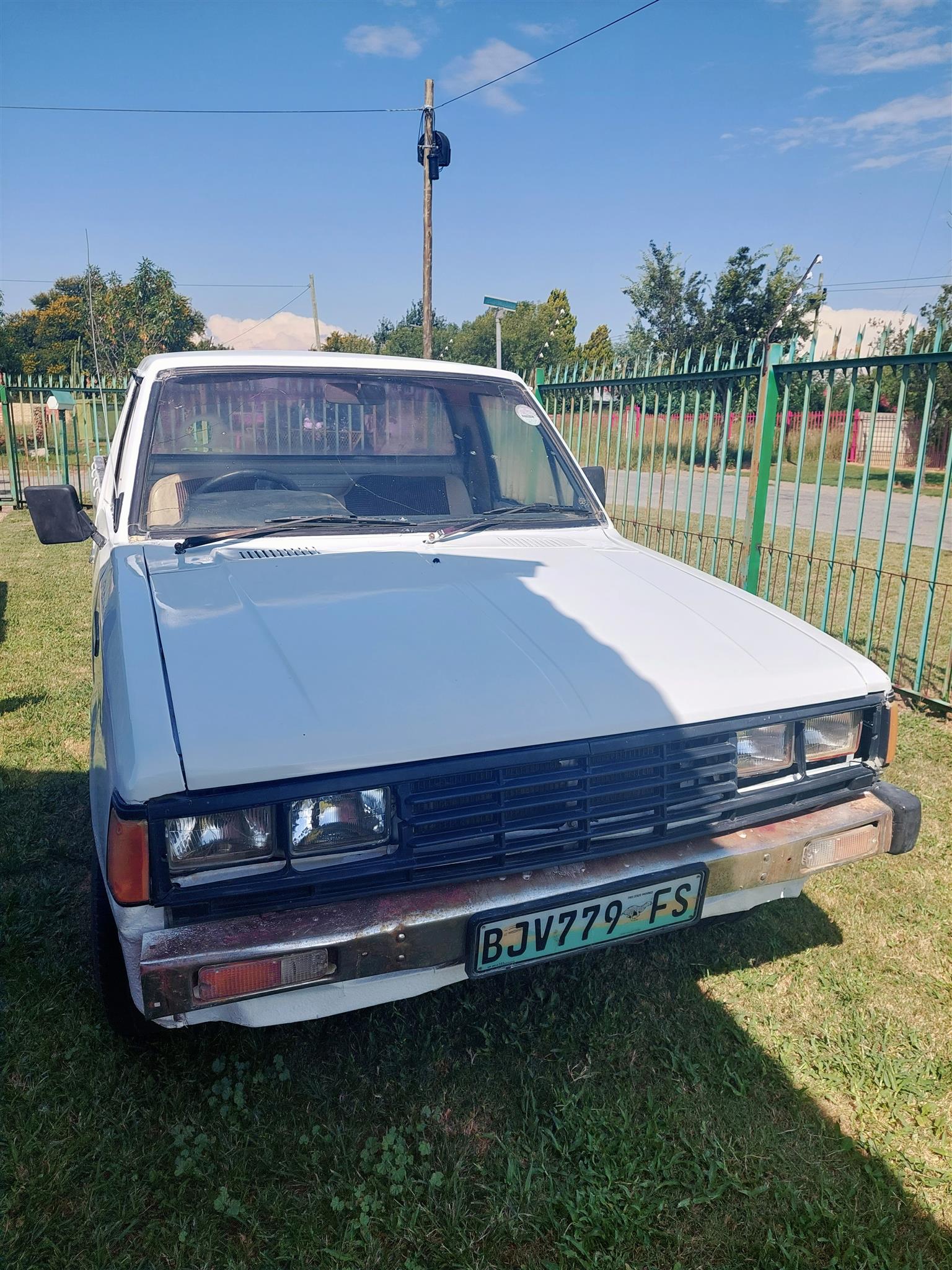 Datsun 1800 bakkie,white,1990 year model, manual transmission, petrol