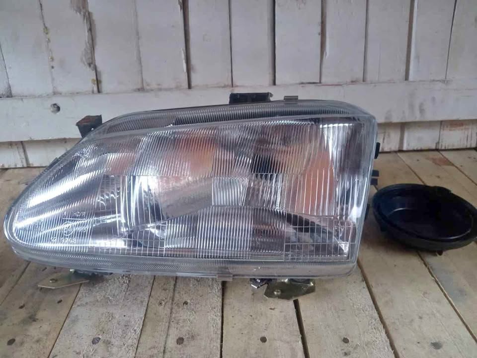 Renault megane lhs headlight - Private Seller Renault megane lhs headlight - Private Seller