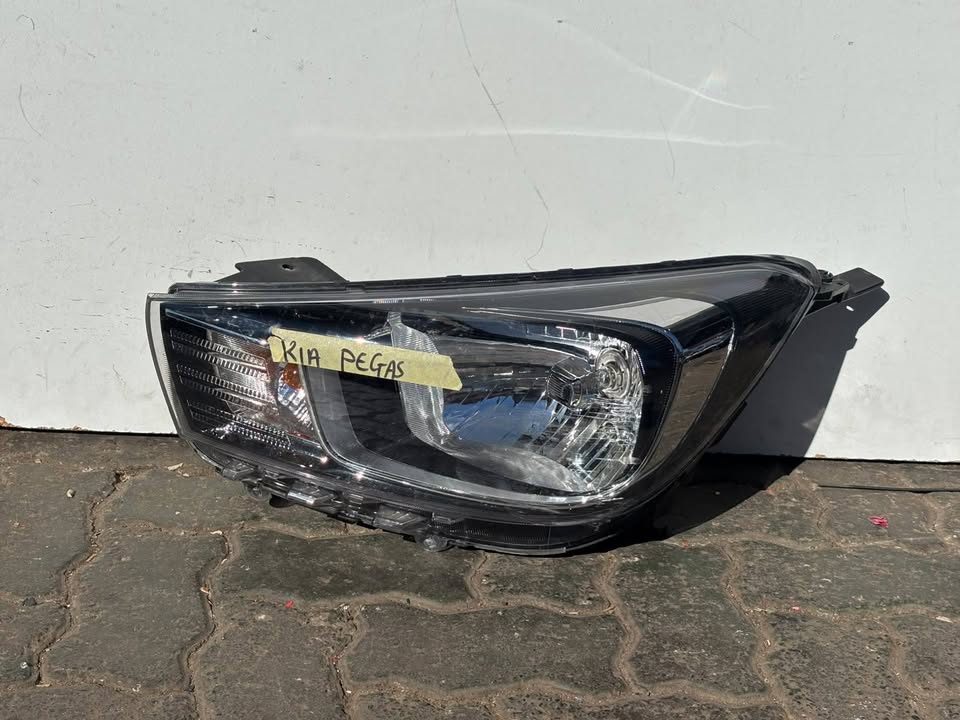 Kia pegas Headlight - Private Seller Kia pegas Headlight - Private Seller