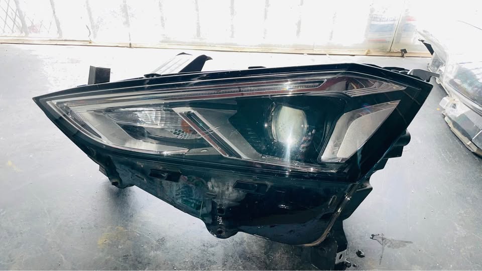 ISUZU MU-X headlight - Private Seller ISUZU MU-X headlight - Private Seller