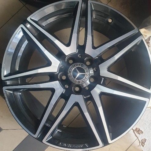 MERCEDES V CLASS OEM 19IN SINGLE MAG - Private Seller MERCEDES V CLASS OEM 19IN SINGLE MAG - Private Seller