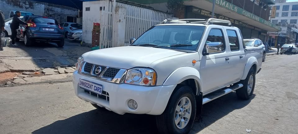 2015 NISSAN NP300 2.4 MANUAL.. PETROL.. DOUBLE CAB 96000KM WHITE COLOR