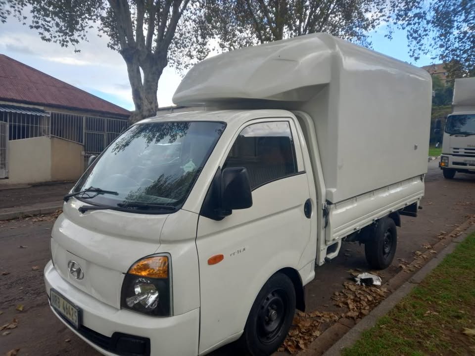 2009 HYUNDAI H100 BAKKIE 2.6 DIESEL, MANUAL, WHITE, WITH CANOPY, 100000KMS SPARE KEY.