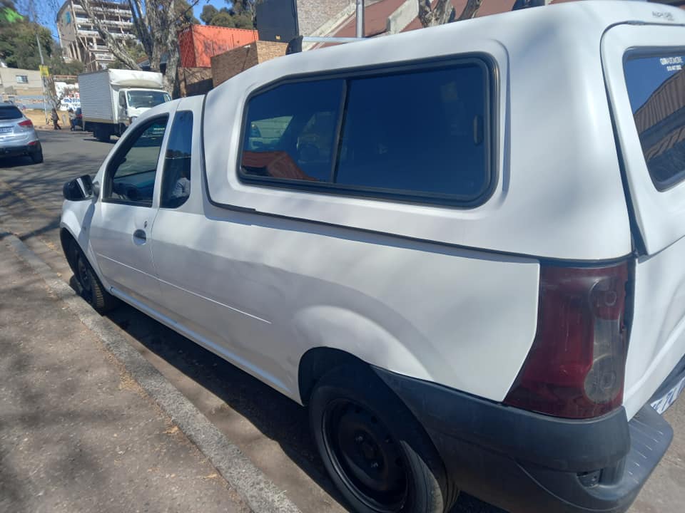 2014 NISSAN NP200 BAKKIE 1.5 ENGINE DIESEL, MANUAL, CANOPY, WHITE COLOR, MILEAGE 80000KMS