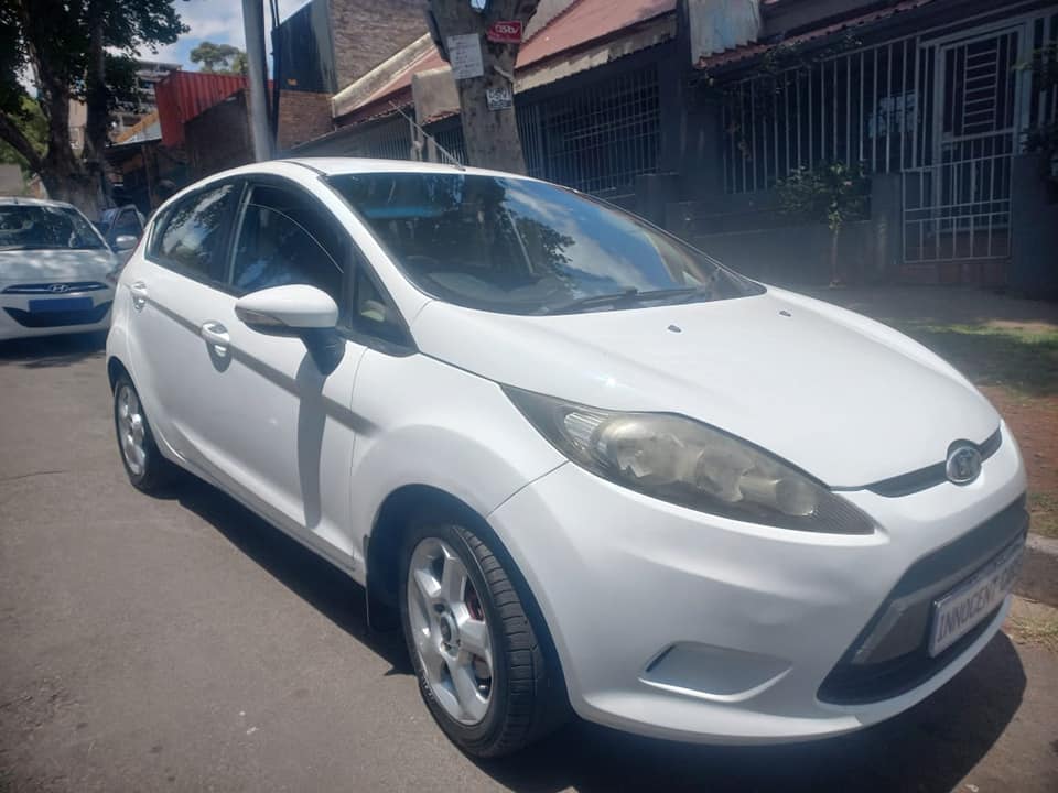 2010 FORD FIESTA 1.6 PETROL, MANUAL, WHITE COLOR, MILEAGE 98000KMS