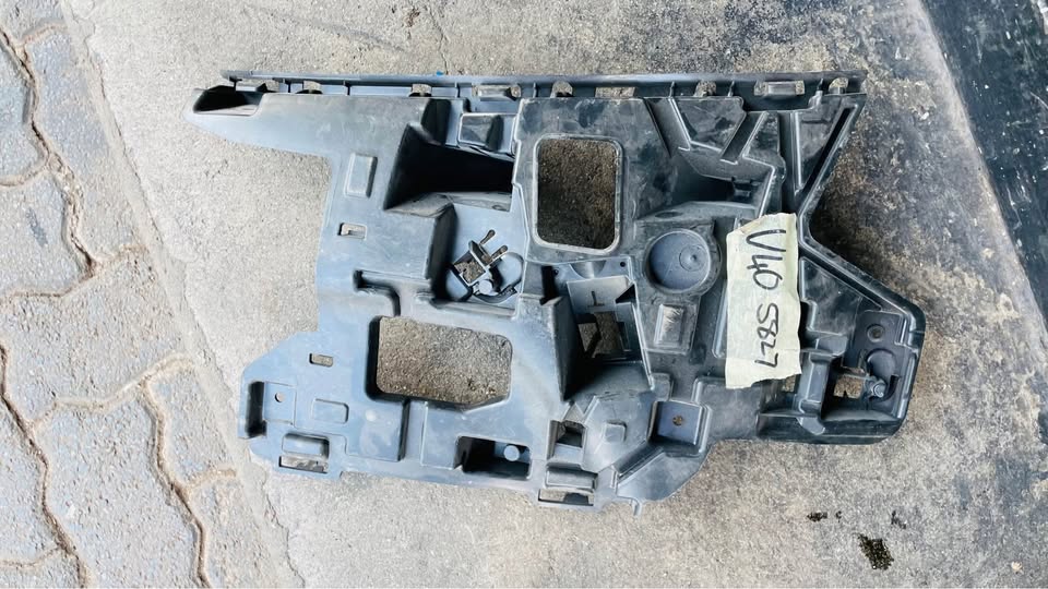 VOLVO V40 Front bumper mounting bracket 2012+ - Private Seller VOLVO V40 Front bumper mounting bracket 2012+ - Private Seller