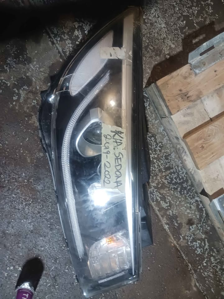 KIA SEDONA HEADLIGHT 2019-2022 - Private Seller