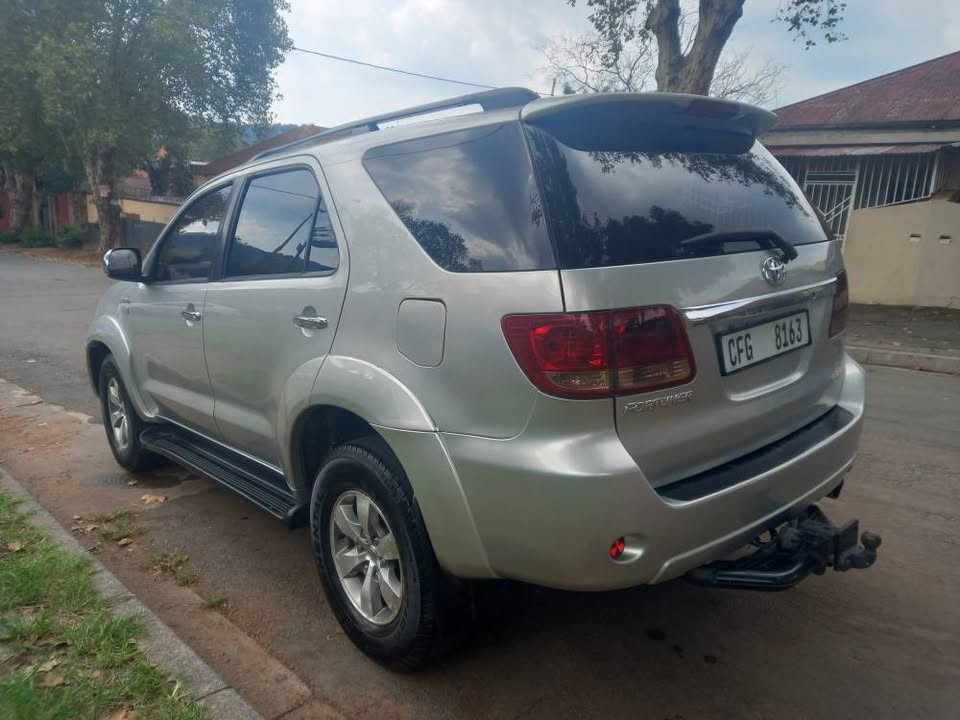 2008 Toyota Fortuner 3.0 D4D Diesel, Manual, Silver, 99000kms. Leather seats