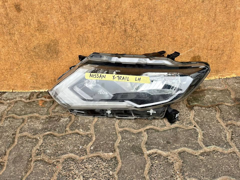 Nissan x-traill Headlight - Private Seller Nissan x-traill Headlight - Private Seller