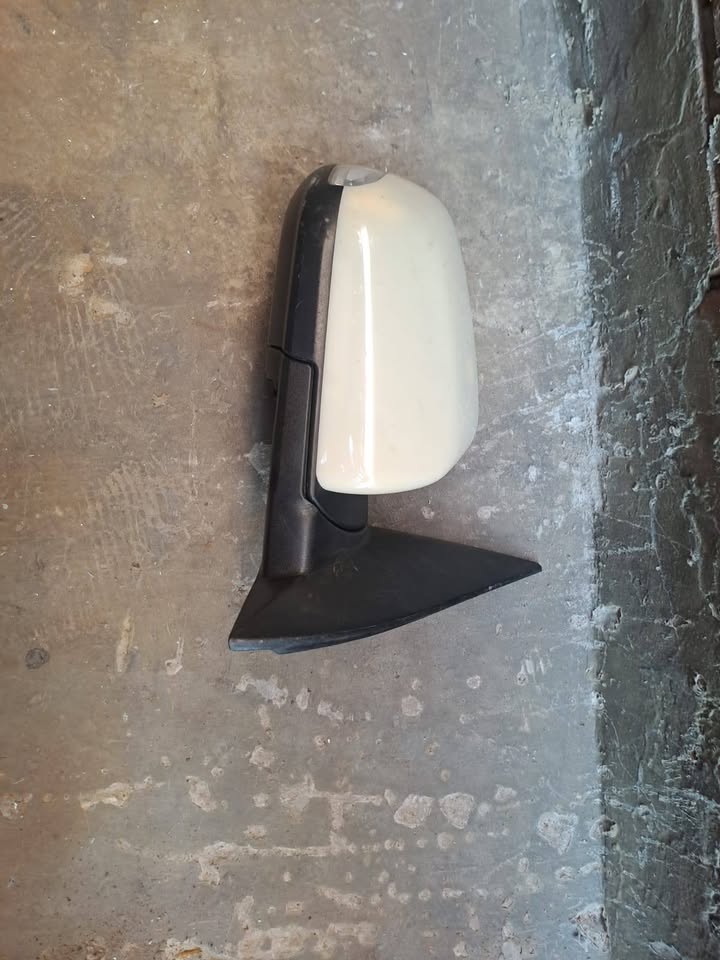 Hyundai Venue Right Hand Side Mirror - Private Seller Hyundai Venue Right Hand Side Mirror - Private Seller