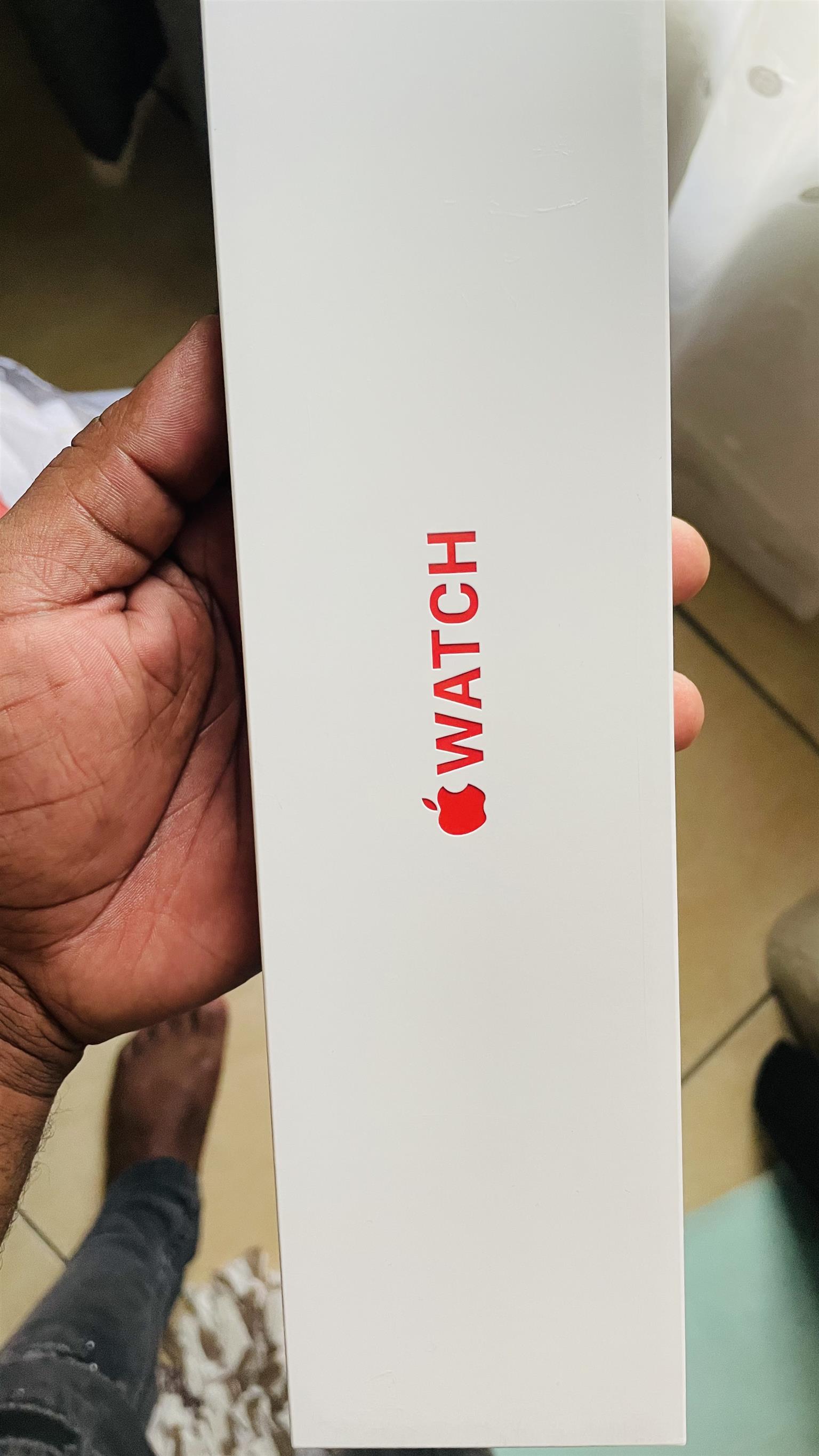 Im selling Apple Watch Series 6 GPS 40mm PRODUCT RED