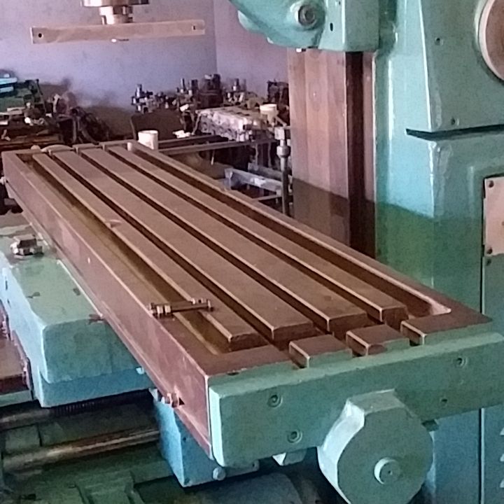 Milling machine for skimming cylinder heads on sale. Junk Mail