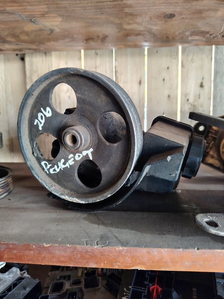 Peugeot 206 power steering pump - Private Seller Peugeot 206 power steering pump - Private Seller