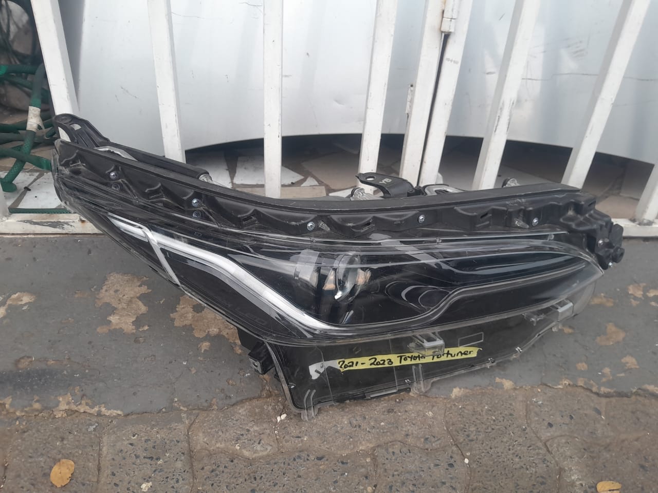 2021-2023 TOYOTA FORTUNER RIGHT SIDE HEADLIGHT FOR SALE - Private Seller