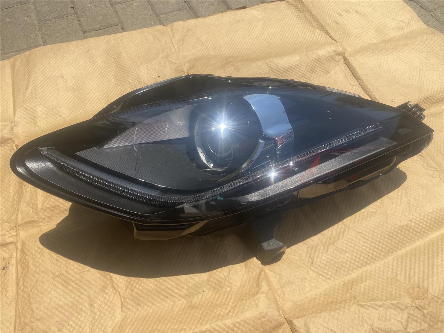 2017 JAGUAR F-TYPE BI-XENON HEADLIGHT LEFT SIDE FOR SALE. IN EXCELLENT CONDITION