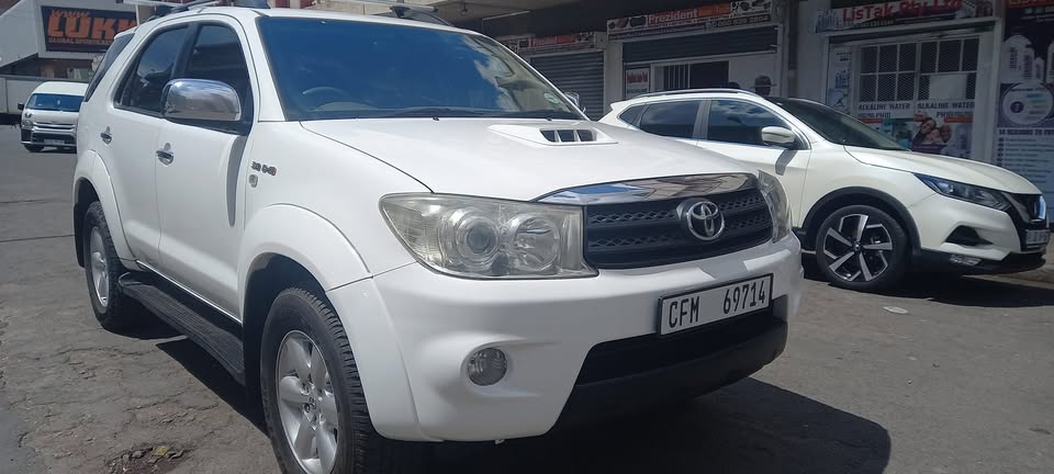 2010 TOYOTA FORTUNER 3.0 D4D DIESEL AUTOMATIC TRANSMISSION, WHITE COLOUR