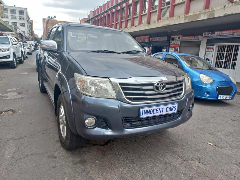 2012 TOYOTA HILUX 2.7 VVT PETROL, MANUAL TRANSMISSION ,GREY COLOUR, MILEAGE 95000KM 2012 TOYOTA HILUX 2.7 VVT PETROL, MANUAL TRANSMISSION ,GREY COLOUR, MILEAGE 95000KM