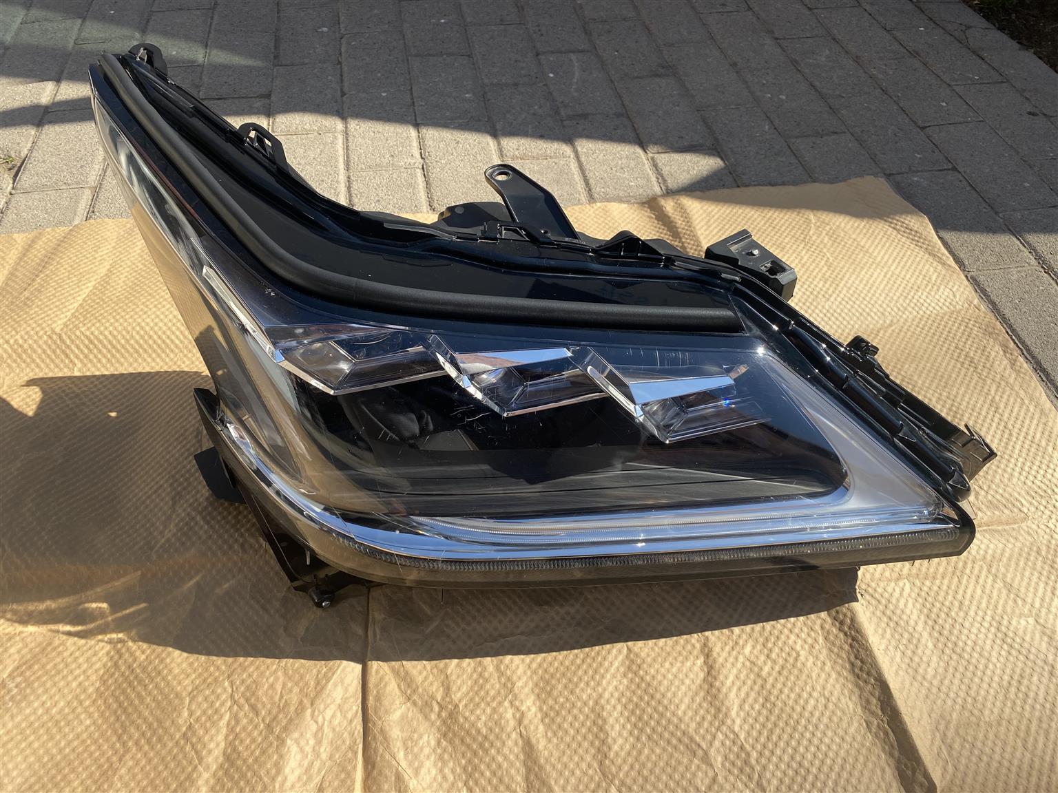 2022 LEXUS LX570 FULL LED HEADLIGHT RIGHT SIDE FOR SALE. IN PRISTINE CONDITION 2022 LEXUS LX570 FULL LED HEADLIGHT RIGHT SIDE FOR SALE. IN PRISTINE CONDITION